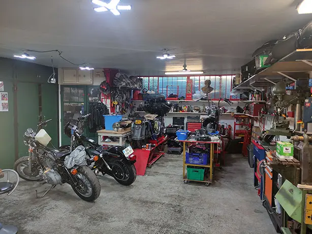 Garage Solidaire Moto, Harley Davidson. Garage Bikers Solidaire - Garage  Moto Associatif